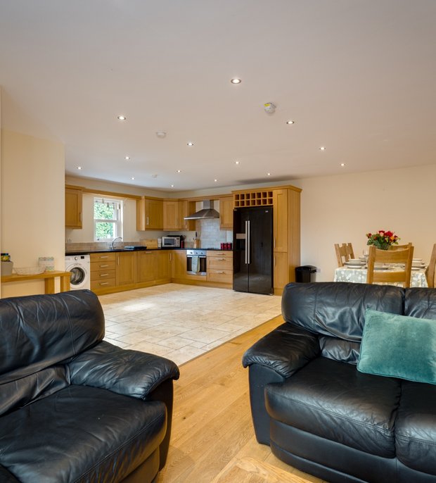 Cottage 2 ensuite bedroom with kingsize bed